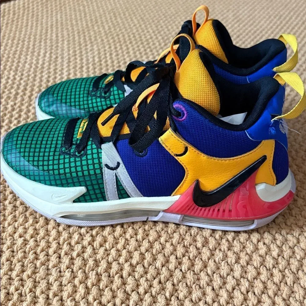 RARE Nike LeBron Witness 7 Size 6Y Very Nice!